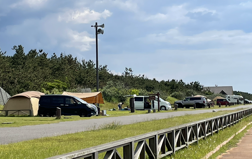 テントが立ち並ぶキャンプ場の風景