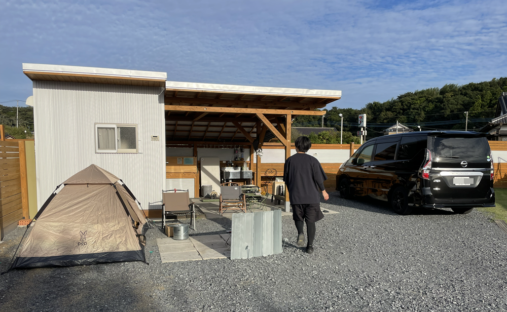 オートキャンプ場でバーベキューを楽しみながらセレナで車中泊した様子