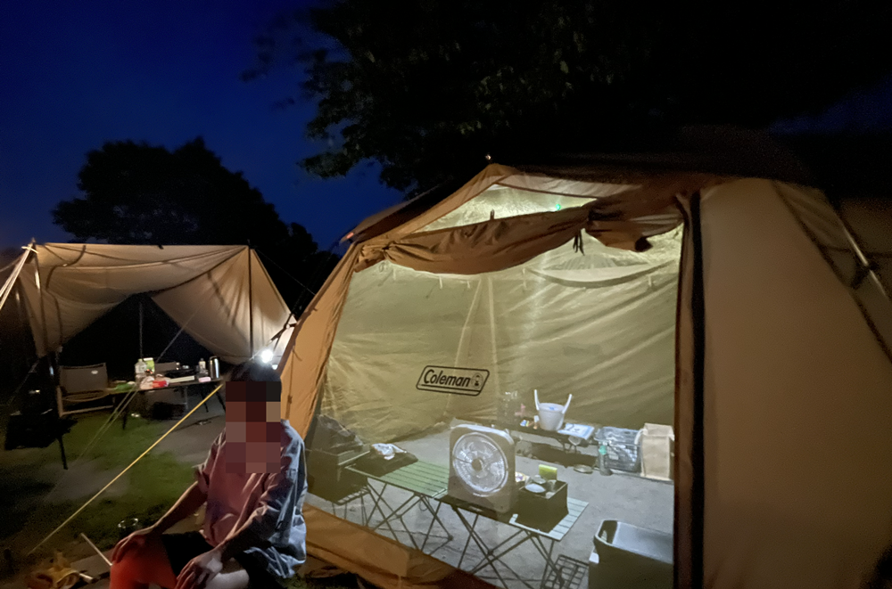 夜にコールマン2ルームテントをメッシュにして使用している様子