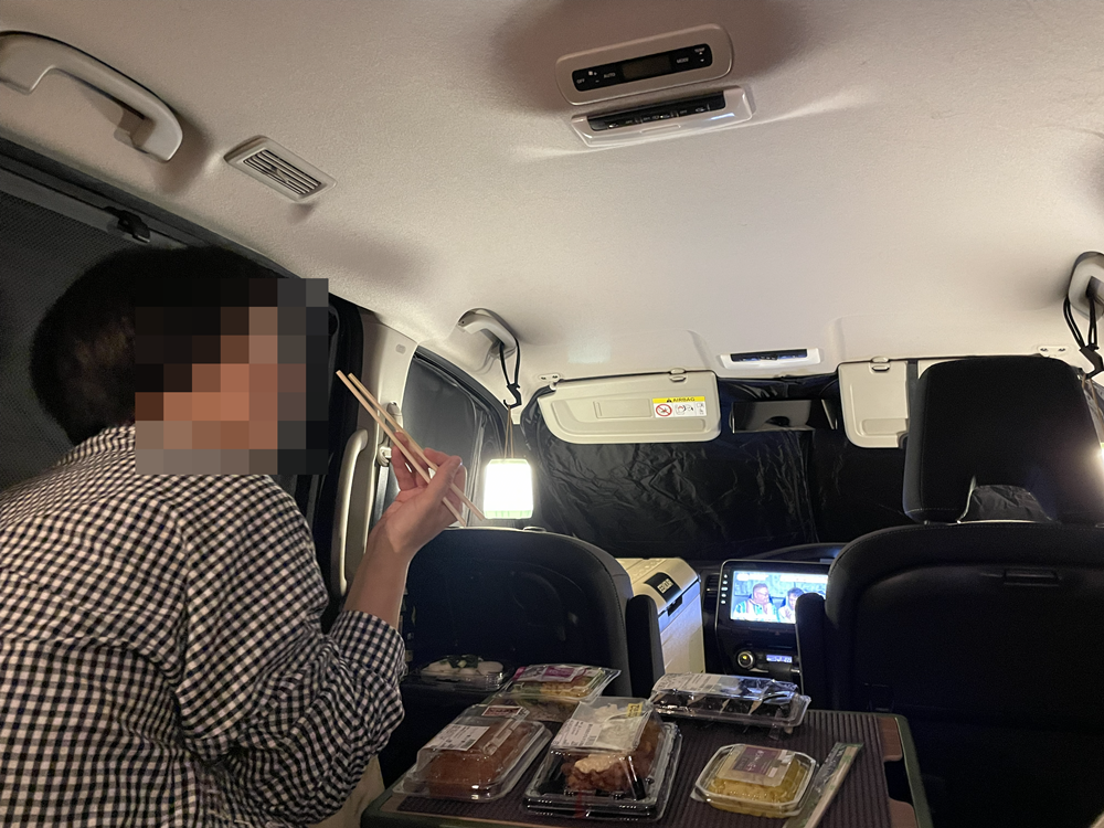 セレナの車内で初めての車中泊をしながら夕食を食べた様子