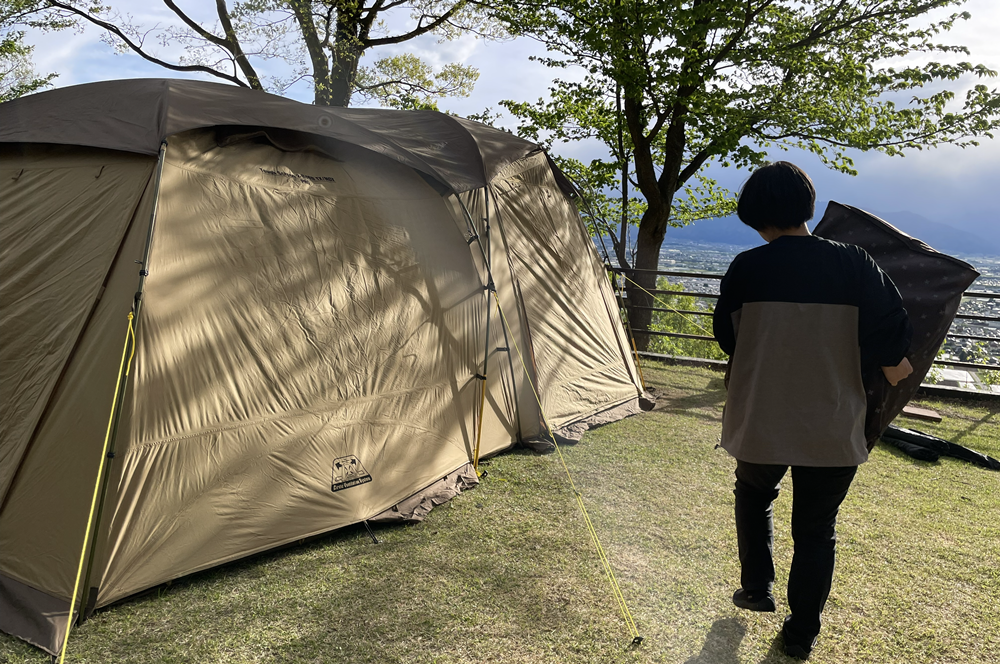 景色の良い高台のキャンプ場に2ルームテントを設営した様子